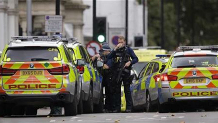 London: Evakuisana železnička stanica, muškarac preti bombom