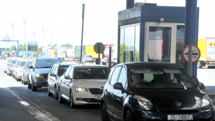 PONOVO GUŽVE NA GRANICAMA: Na Horgošu putnička vozila čekaju do 60 minuta