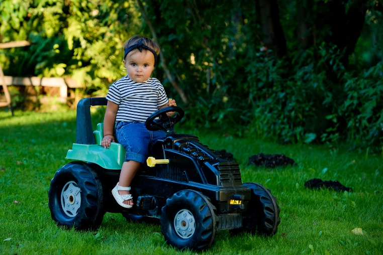 Traktor za decu kao neobičan poklon