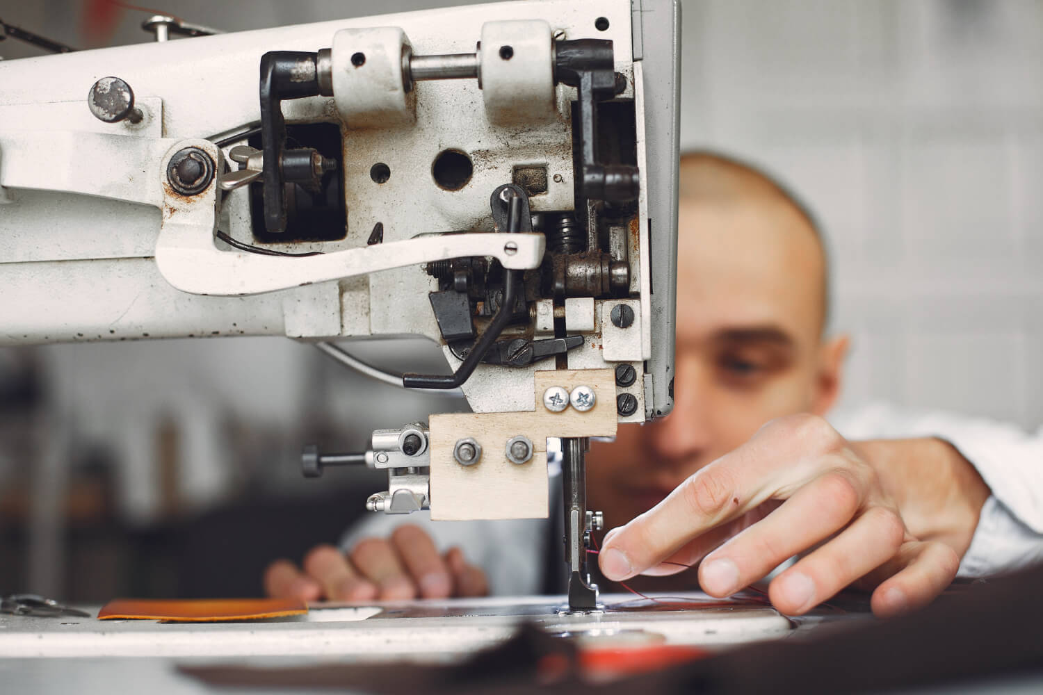 Industrijske šivaće mašine: Vodič za rešavanje problema i održavanje