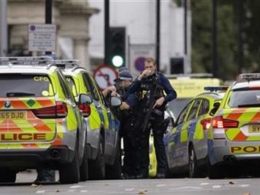 Лондон: Евакуисана железничка станица, мушкарац прети бомбом