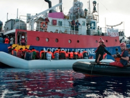 Мигранти на Сицилији и даље чекају да се искрцају