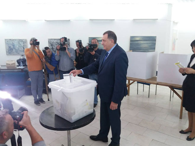 Predsjednik Srpske vidno raspoložen glasao u Laktašima