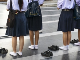 РТ: 40 школа у Енглеској забранило девојкама да носе сукње због трансродних ученика